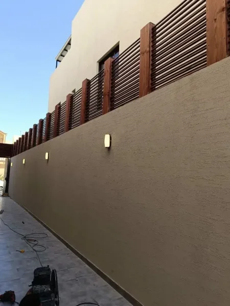 سواتر بديل الخشب: جمال الخشب ومتانة المستقبل في الدمام والخبر 